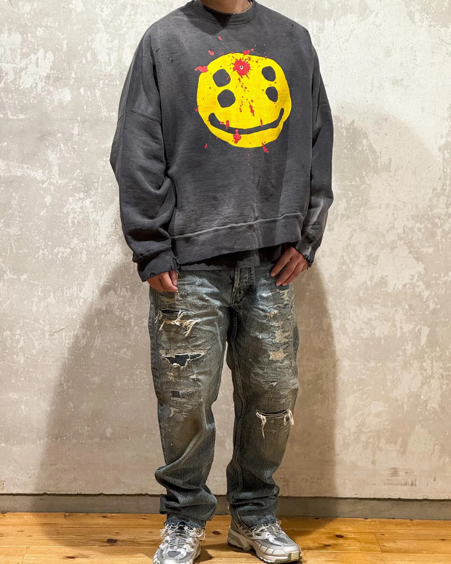 SAINT Mxxxxxx x CACTUS PLANT FLEA MARKET SMILE SWEATER SHIRT CPFM co-branded sweatshirt with smiley face, washed black S-XL, ready-to-wear Assute dyeing, heavy fermentation washing, multi-position spray fading, ultra-complex manual polishing/destruction treatment/special shearing treatment, special striped cuffs/multi-position shearing/pure handmade graffiti and dirty The only correct co-branded main wheat label/wash water label/little angel anti-counterfeiting label in the entire network